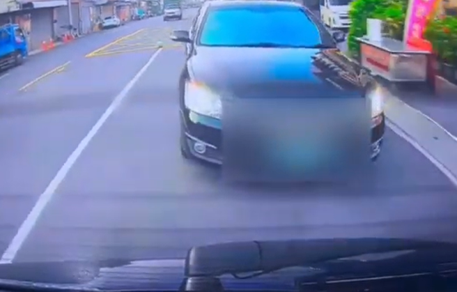 高雄左營海軍女中士變換車道後超車，引發後方黑色自小客車駕駛不滿，沿途按鳴喇叭、惡意逼車及閃大燈。(影片翻拍)