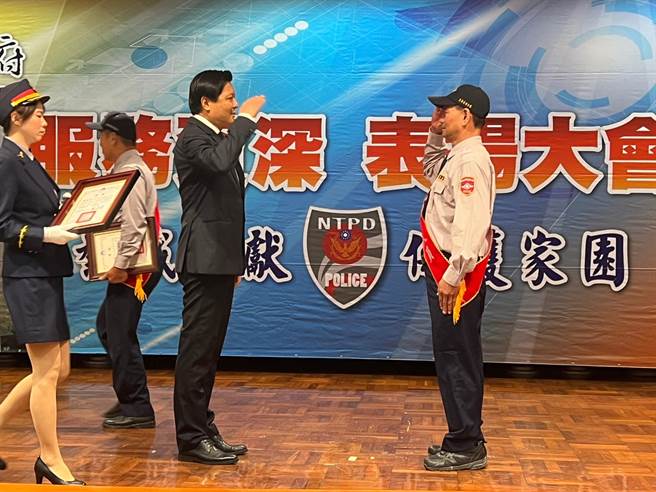 新北市副市長朱惕之（右二）頒獎表揚服務年滿20年資深民防人員。（王揚傑攝）