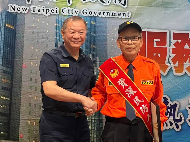 新北市警察局長廖訓誠感謝資深民防人員的付出。（王揚傑攝）