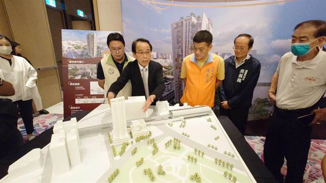 高市捷運工程局13日舉辦捷運R20站、RK1站聯合招商說明會，高市副市長林欽榮（右四）說明，2組開發案都位處重要樞紐，能帶來廣大效益。（任義宇攝）