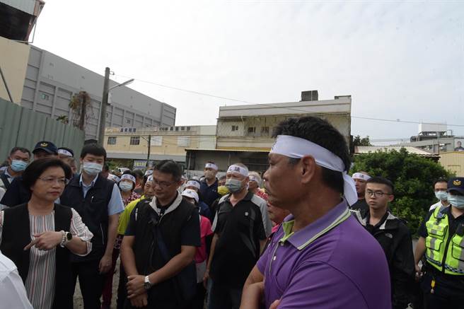 彰化縣消防局13日在彰化市彰水路207巷液化石油氣儲存場所辦理實兵救災演練，彰化縣長王惠美（前排左一）面對抗議民眾時強調會與鄉親站在一起。（孫英哲攝）