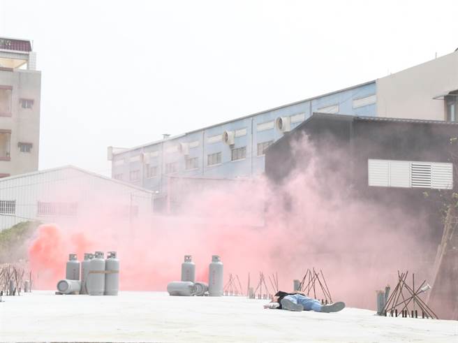 為加強消防人員熟悉液化石油氣儲存場所的地理及救災環境，彰化縣消防局13日在彰化市彰水路207巷液化石油氣儲存場所辦理實兵救災演練。（孫英哲攝）