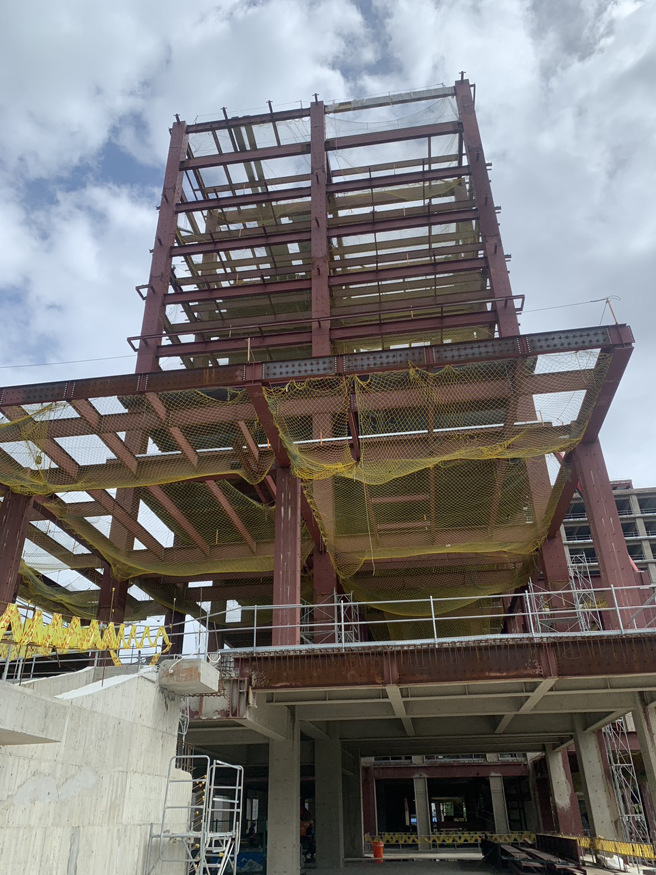 台北市思源路自来水事业处工地，13日发生工安意外，1名越籍移工坠落不治。（陈鸿伟翻摄）