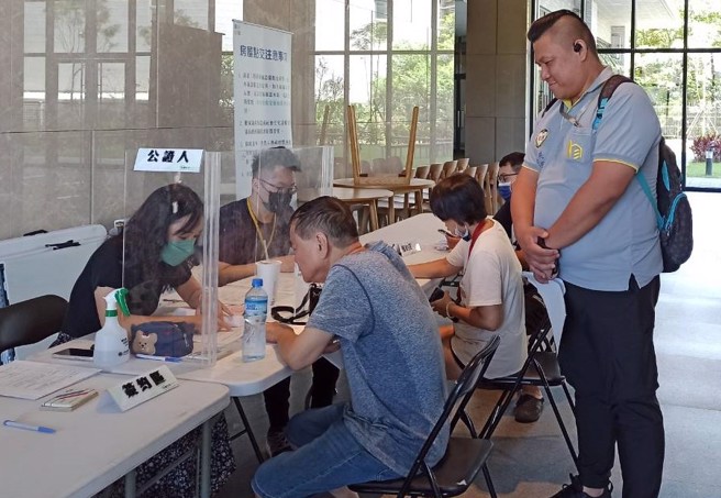 由专人协助申办「高龄友善换居」(图/桃园市政府都市发展局提供)