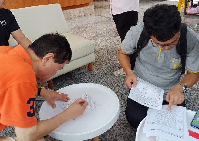 专人协助核对文件、送件(图/桃园市政府都市发展局提供)