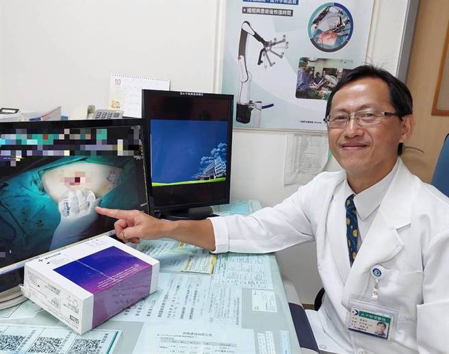 苗栗大千醫院外科主任馮啟彥表示，乳癌病人在意的少奶奶問題，可於手術時進行重建，幫助病人恢復自信心。（大千醫院提供／謝明俊苗栗傳真）