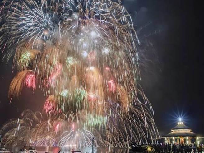 日月潭Come!BikeDay花火音乐嘉年华14日由自行车主题日打头阵，最受欢迎爱花火音乐会21日是《Gen. AI 绽燃•爱》领航。（日月潭风管处提供／杨静茹南投传真）