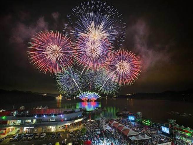 11月4日伊达邵「乐舞映明潭音乐会」、11月18日 NTSO管乐团表演，分别施放360秒烟火。（日月潭风管处提供／杨静茹南投传真）