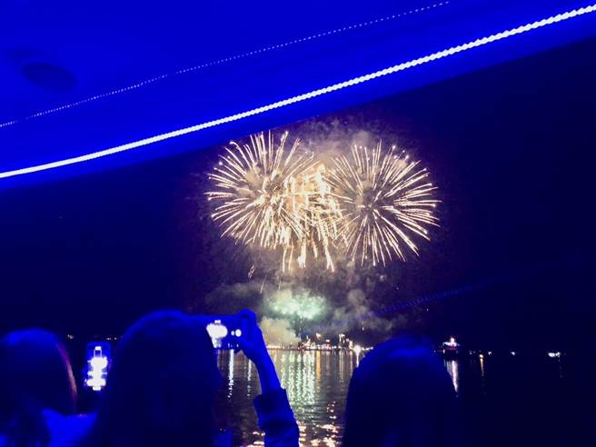 日月潭Come!BikeDay花火音乐会施放时，推出夜航花火船，让宾客不用人挤人，搭游艇近距离赏烟火。（新东方号提供／杨静茹南投传真）