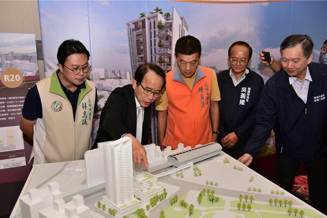 高雄副市长林钦荣（左二）13日说明捷运联合开发案，右二为高雄捷运局长吴义隆。（图：高雄捷局提供）