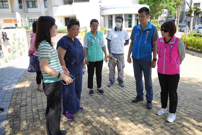 南投市長張嘉哲（右2）視察南投特殊教育學校、營北國中周邊的人行道，將斥資7700萬元改善。（南投市公所提供／楊靜茹南投傳真） 