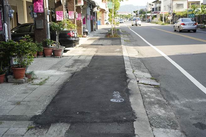 中興新村營北路人行道，路面嚴重龜裂，還有樹穴未清除，經年累月修修補補像貼狗皮膏藥。（南投市公所提供／楊靜茹南投傳真）