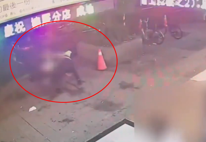 警方视角曝光！寿司店怒呛「你看起来像茶碗蒸」爆大乱斗。(翻摄画面)