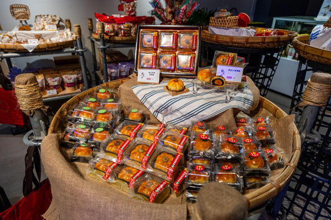 龙凤堂饼舖遵循着代代传承的制饼揉制新北的节气情意。(图/新北市政府文化局提供)