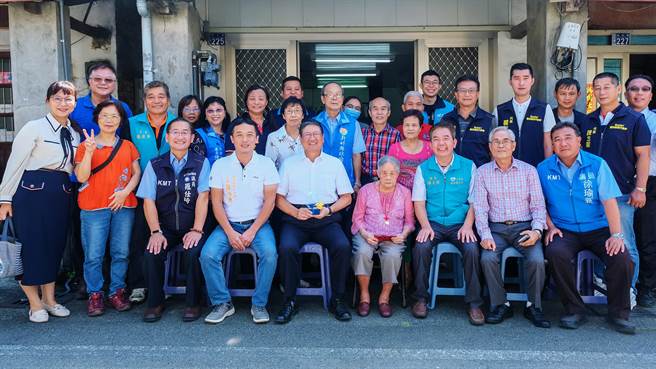 关西镇杨蔡甘妹（右四）106岁是新竹县年龄最大的百岁人瑞，县长杨文科（左五）致赠重阳敬老礼品。（新竹县政府提供／罗浚滨新竹传真）