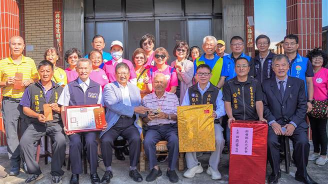 艺人Hebe田馥甄的外公宋增土（中）是101岁百岁人瑞，县长杨文科（左三）致赠重阳敬老礼品。（新竹县政府提供／罗浚滨新竹传真）