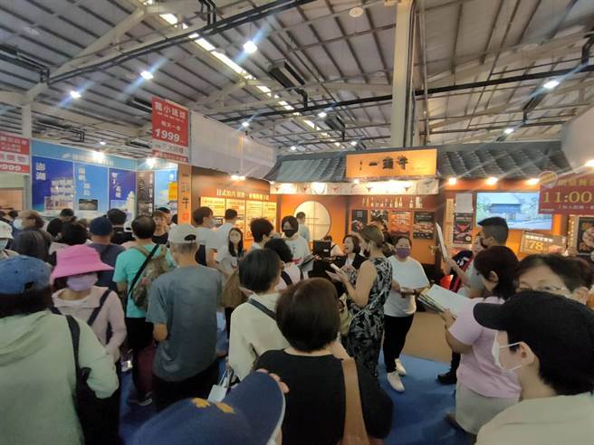 抢攻冬季旅游商机，2023 ATTA台中国际秋季旅展13日至16日在乌日区台中展览馆登场，现场邀集近300摊展位推出8大展区，吸引大批人潮涌入抢优惠。（潘虹恩摄）