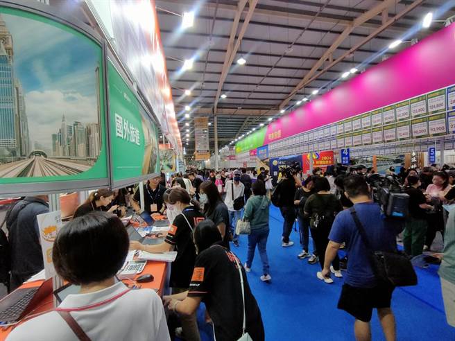 抢攻冬季旅游商机，2023 ATTA台中国际秋季旅展13日至16日在乌日区台中展览馆登场，现场邀集近300摊展位推出8大展区，吸引大批人潮涌入抢优惠。（潘虹恩摄）