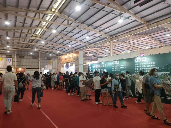 2023 ATTA台中国际秋季旅展13日至16日在乌日区台中展览馆登场，大批民眾13日上午早早就到场等候开展，入口处涌现排队人潮。（潘虹恩摄）