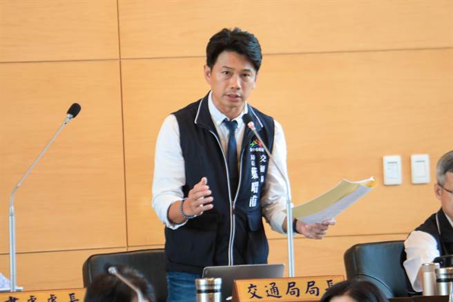 交通局長葉昭甫答詢時指出，透過熱門路線與捷運、鐵路整併以提昇運能，也希望市民習慣轉乘，而非一條路線搭到底。（張亦惠攝）