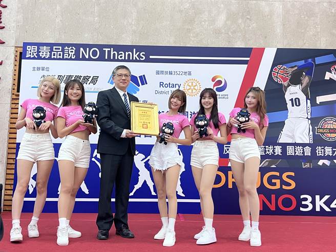 刑事局副局长黄壬聪颁发感谢奖牌给啦啦队。（翻摄照片／林郁平台北传真）