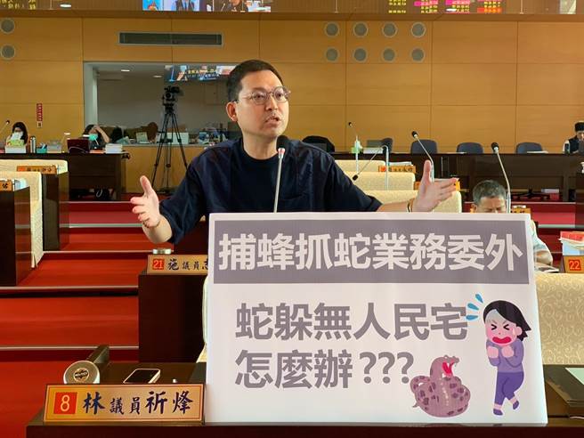 市議員林祈烽日前接獲西屯區龍潭里里民眾陳情，住家附近有雨傘節毒蛇出沒，通報委外廠商到場後，毒蛇因竄逃到隔鄰無人居住的民宅。（林祈烽提供／張亦惠台中傳真）