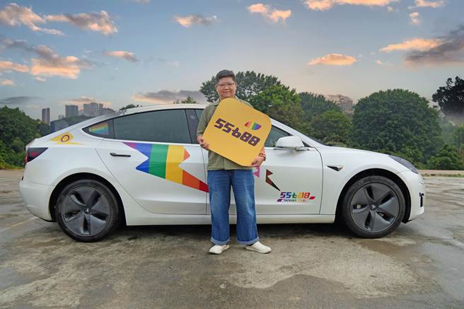 55688多元計程車司機楊胖胖表示多元挺多元，一起與多元同行。(55688集團提供／簡立欣台北傳真)
