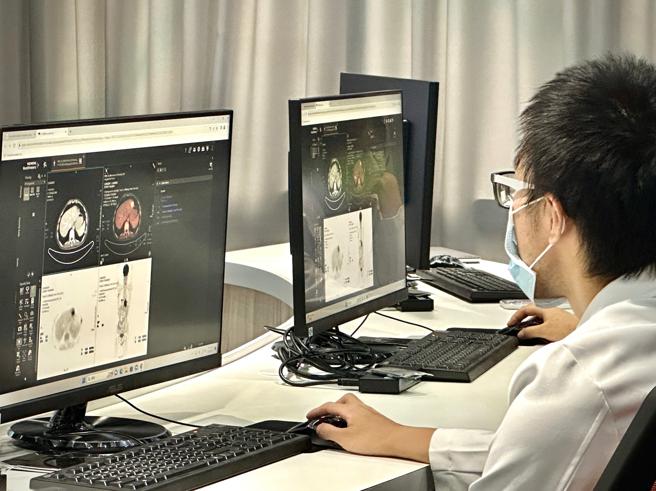 透过模拟器反覆操作，可以减少未来在临床实务上犯错的风险。（图片来源：高雄医学大学提供）
