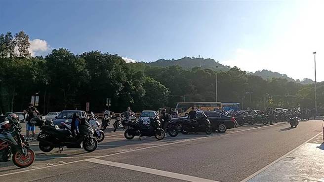 大型重机车友奔月1日在石碇服务区举办「停车大富翁」活动。（警方提供）