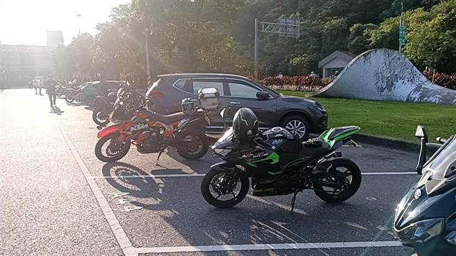 「停车者之歌」粉专号召重机车友于1日上午在石碇服务区举办「停车大富翁」活动，一车一格，停好停满。（警方提供）