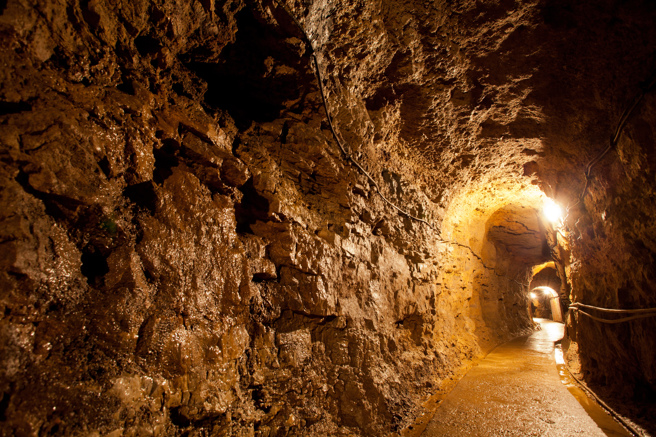 加薩市地下有長達500公里的地下隧道，以色列人暱稱為「加薩地鐵」。（示意圖／Shutterstock）