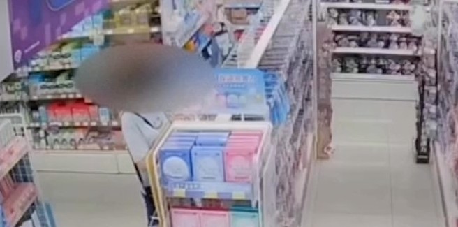 台北市1名六旬妇人日前进入宝雅公馆店消费，趁店家疏未注意之际，将商品外包装拆开，把商品内容物放到裤子口袋内。（翻摄画面）