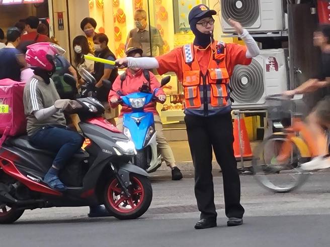 桃园分局派遣员警及义交，投入遶境活动指挥管制疏导。（警方提供）