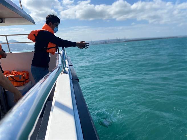 新北市民政局说，近年环保自然葬法接受度提高，新北市升格前后成长逾9倍，今年海葬原计办理五梯次，因受颱风影响，共办理4场，有 54人参与。（图／新北市民政局提供）