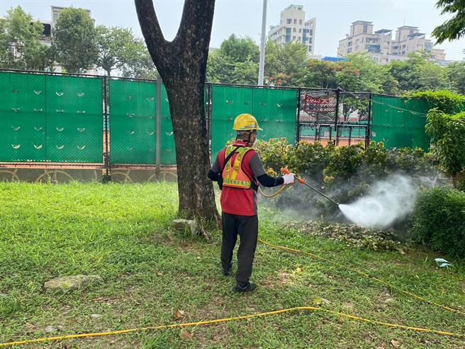 國內登革熱疫情仍嚴峻，台中市衛生局13日指出，新增4例本土登革熱NS1陽性個案分別為30多歲男、女以及50多歲男、女，皆有高雄及台南旅遊史，呼籲民眾持續加強防蚊措施。圖為9月人員前往大里清消狀況。（本報資料照／潘虹恩台中傳真）