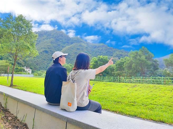 民眾于广兴河滨公园眺望晴山远树，享受湖天一色的悠然。（新北市高滩处提供）