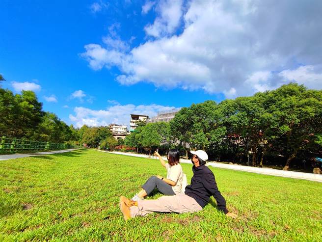 在广兴河滨公园随性的仰躺在公园中央的大草坪。（新北市高滩处提供）