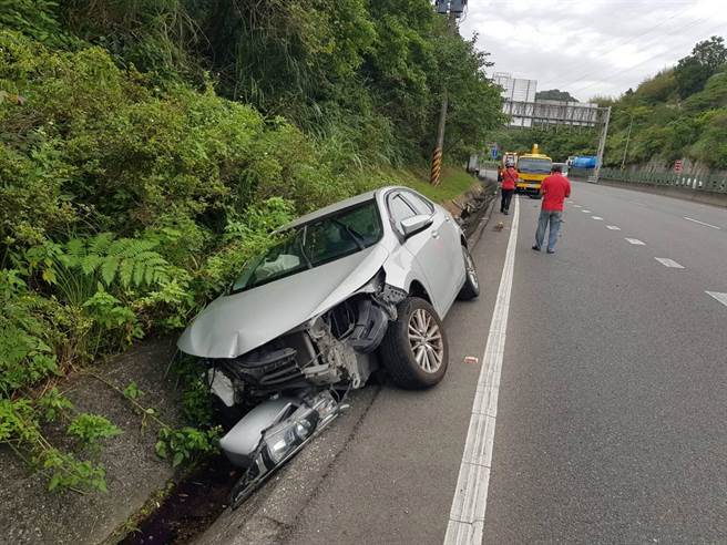 新北市一名男駕駛行經瑞芳區台62線往瑞芳出口15.5K處時不慎自撞山壁，車輛卡進水溝，所幸駕駛自行脫困後無大礙。（圖／柯毓庭翻攝）