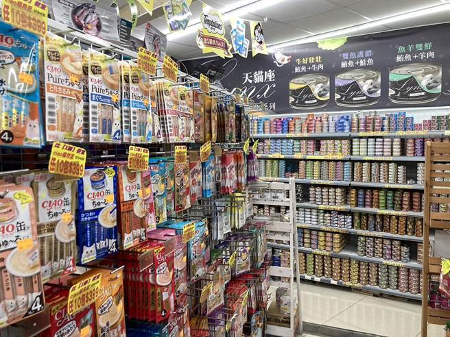 动保处每月主动稽查宠物用品店贩售的宠物食品。（新北市动保处提供）
