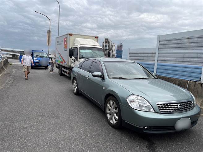 新北市華江橋發生3車追撞事故，1人受困輕傷。（民眾提供）