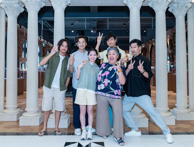 公視《我的婆婆怎麼那麼可愛》第二季殺青倒數，正在台南安平荷蘭城拍攝的主演楊銘威（左起）、張書偉、喬湲媛、王少偉、鍾欣凌、邱凱偉（Darren）13日一起受訪。（公視提供）