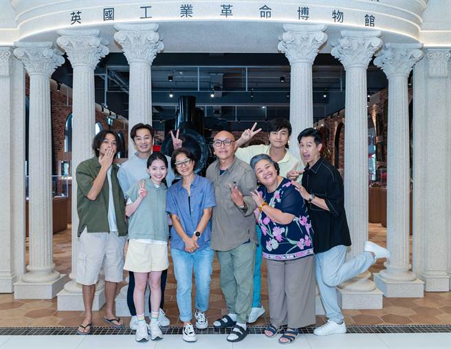 公視《我的婆婆怎麼那麼可愛》第二季殺青倒數，正在台南安平荷蘭城拍攝的主演楊銘威（左起）、張書偉、喬湲媛、製作人陳慧玲、導演鄧安寧、鍾欣凌、王少偉、邱凱偉（Darren）13日一起受訪。（公視提供）