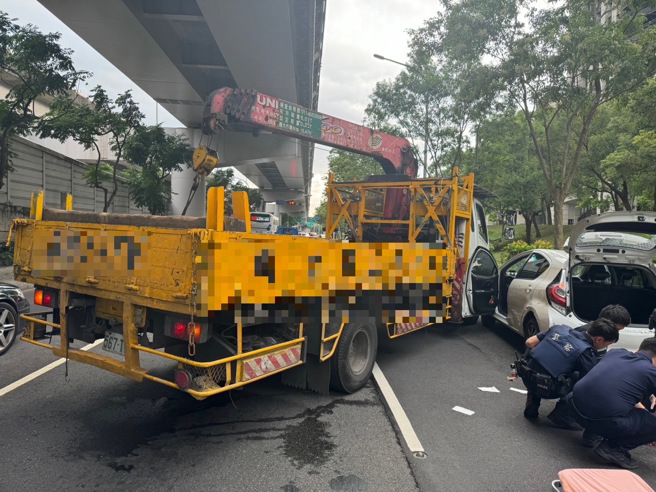 租賃車欄查不停，逃逸過程中擦撞到路邊車輛。(翻攝照片／林郁平台北傳真）