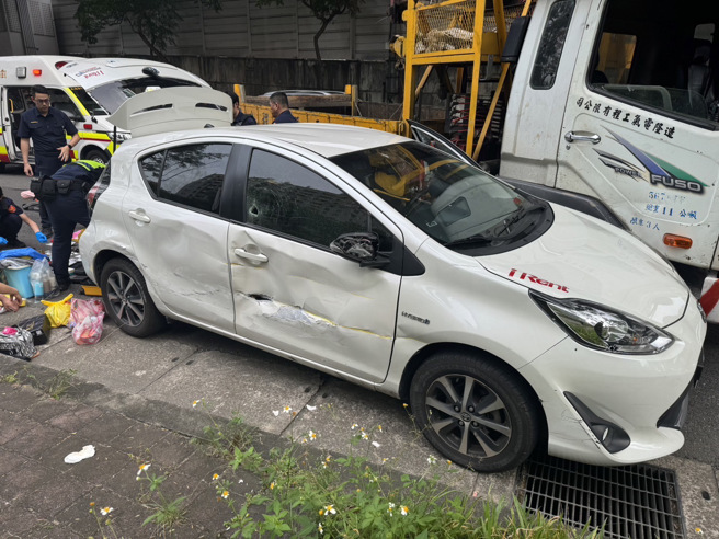 租賃車欄查不停，逃逸過程中擦撞到路邊車輛。(翻攝照片／林郁平台北傳真）