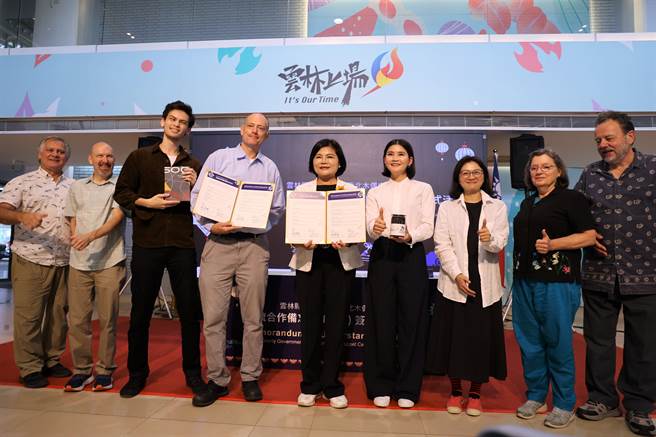 雲林縣今年國際偶戲節有來自德國、荷蘭、義大利及哥倫比亞朋友來熱鬧，雲林縣府今（13日）與美國西北木偶中心簽署合作備忘錄。（周麗蘭攝）