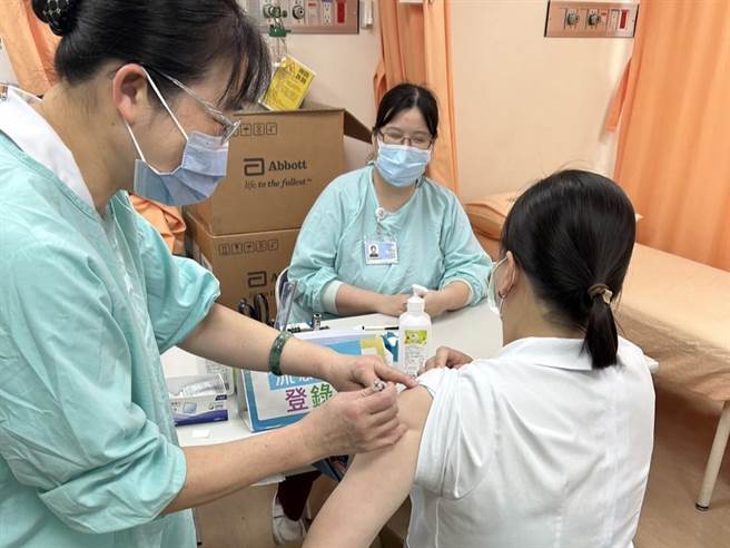 台中市流感疫苗自2日起开，卫生局13日指出，台中市4.8万名执登医事人员，截至11日仅1.8万人完成接种、完成率38.9％，呼吁尚余3万名医事人员尽速接种。（中市府提供／潘虹恩台中传真）