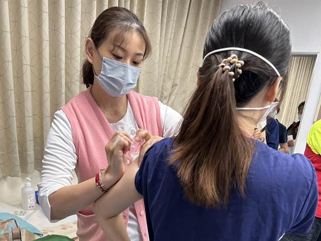 台中市流感疫苗自2日起开，卫生局13日指出，台中市4.8万名执登医事人员，截至11日仅1.8万人完成接种、完成率38.9％，呼吁尚余3万名医事人员尽速接种。（中市府提供／潘虹恩台中传真）