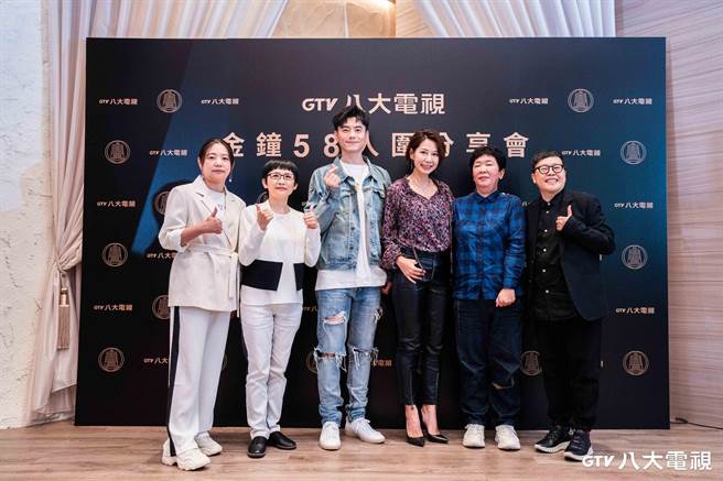 《她和她的她》主創團隊（右至左）總監製葉如芬、編劇溫郁芳、丁寧、李程彬、導演卓立、總監辛舒蓓。（八大提供）