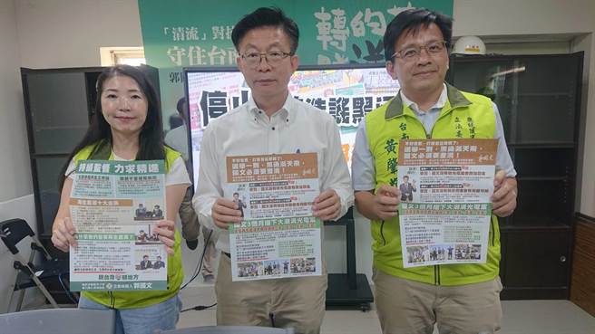 台南市立委郭国文（中）13日在善化服务处出面呼吁对手勿再发动抹黑文宣攻势。（程炳璋摄）