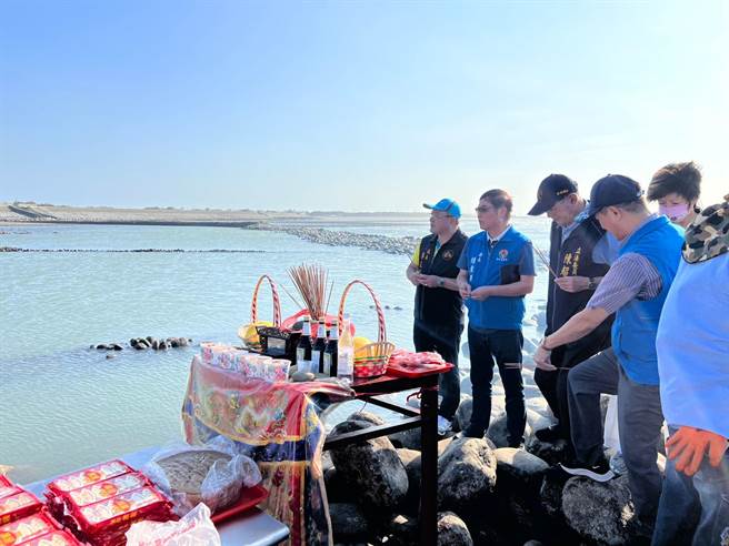 苗栗縣後龍鎮合歡石滬毀損展開修復工程，苗栗縣長鍾東錦等13日下午祭拜祈福工程順利。（苗栗縣政府提供／謝明俊苗栗傳真）